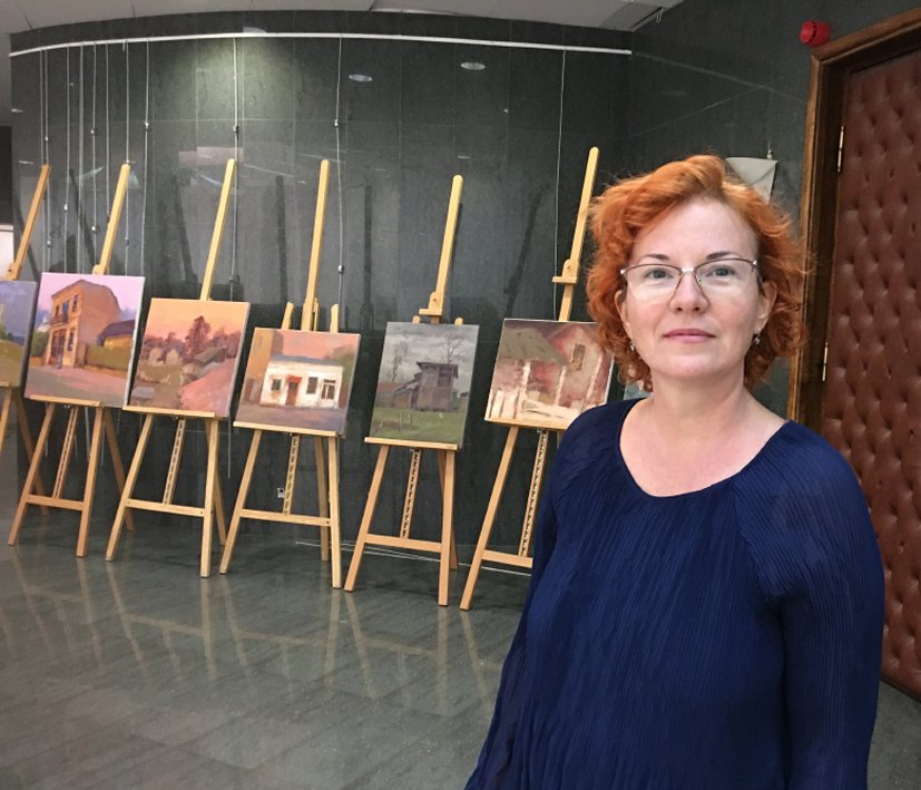 Criticul de arta Roxana Pasculescu in fata lucrarilor artistului Gh. COMAN din expozitia de la U Art Gallery 2022 