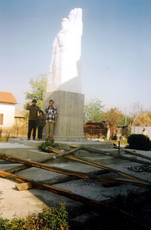 C. NICOLIN - Monumentul Eroilor din Vinjulet - Mehedinti realizat 2000