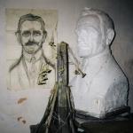 CONSTANTIN NICOLIN  - in atelier lucrand la bustul Theodor Costescu