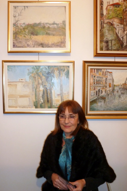 Artista Carmen Vaideanu langa lucrarile expuse la Salonul "Calatorind prin lume" la Galeria EliteProfArt in 12.11.2011
