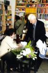 Constanta Jarnea acordand autografe la lansarea volumului de poezii